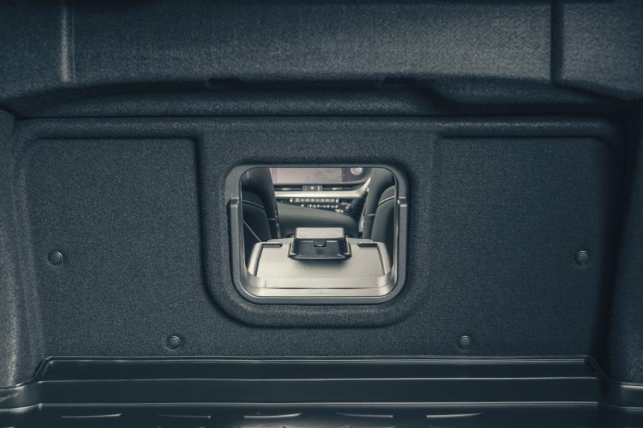 Детали интерьера Lexus ES300h with Digital Door Monitors 2020 года  (UK) (фото 23 из 40)